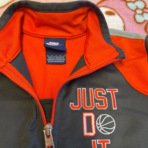 Nike - Picture 2 of 3